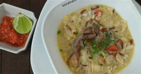 It is prepared with goat meat, tomato, celery, spring onion, ginger, candlenut and lime leaf, its broth is yellowish in colour. Resep Soto Betawi oleh azizah rahmawati - Cookpad
