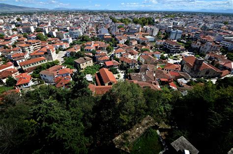 Τρικαλινός m (trikalinós, male from trikala). Τρίκαλα - Βικιπαίδεια