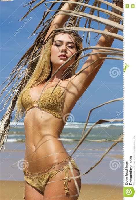 Amazing thailand, travel information, travel guide, maps, hotels, accommodation, attractions, events & festivals, food, culture, shopping information to help you plan your thailand vacations. Frau Im Bikini Wirft Auf Strand Nahe Meer Mit ...