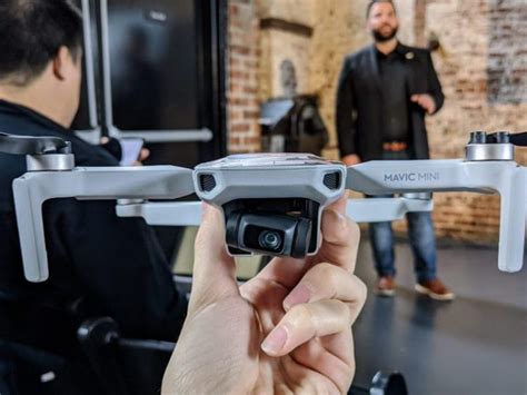 ستقوم شركة dji ببيع الطائرة الجديدة من دون طيار dji mavic air باللون الأسود والأبيض والأحمر وقد بدأت شركة dji فعلا بتلقي الطلبات المسبقة على dji mavic air من خلال موقعها الرسمي على شبكة الإنترنت مع العلم بأن عملية شحن الطلبات ستبدأ يوم 28 يناير. DJI تكشف رسمياً عن طائرة Mavic Mini بوزن أقل من 250 جرام ...