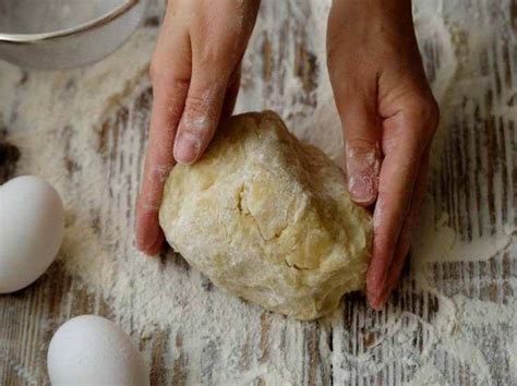 I ravioli di zucca, noci e gorgonzola sono un primo piatto di pasta ripiena davvero saporito. Ravioli ripieni di zucca e ricotta | Un piatto sempre gradito