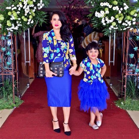 Banyak sekali inspirasi baju kebaya tahun ini yang memiliki desain busana fashion. Kebaya kutu baru dan kebaya anak | Baju anak, Model ...