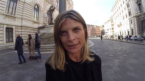 .ravetto va su tutte le furie su una frase, invero poco appropriata di aldo busi sulla facile disponibilità delle donne per far carriera nel mondo del cinema. Laura Ravetto: ecco che facciamo di notte alla Camera ...