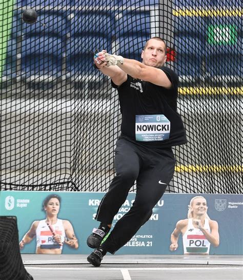 Nowicki, który w przeciwieństwie do fajdka zna smak medalu igrzysk, bo pięć lat temu stanął na najniższym stopniu podium, przygotowuje się do startu w tokio w centralnym ośrodku sportu w spale. Wojciech Nowicki - Super Express