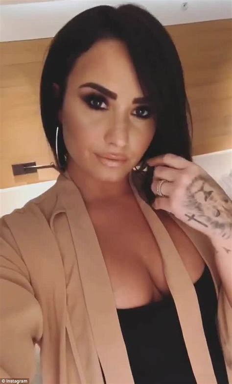 People's choice awards, max ehrich accused her of using their breakup to her advantage. Demi Lovato shows off sharp new short haircut in sexy ...
