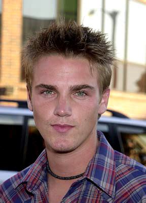 He is known for his roles on television, such as recurring roles in the series 24, joan of arcadia, 90210, true blood and the messengers. Riley Smith fotka
