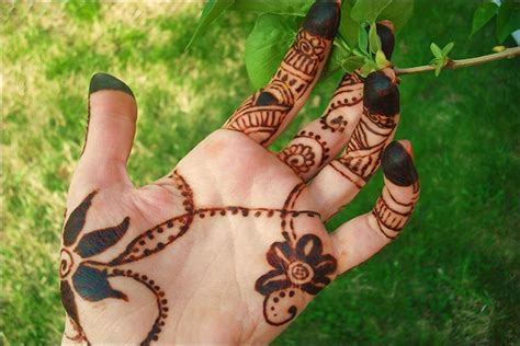 Depending on the design the bride wants, the style can be simple comprising easy geometric shapes and flowers to intricate designs with curls and swirls. Kafif Mehandi Design Patch - Desain Pernikahan Arabic ...