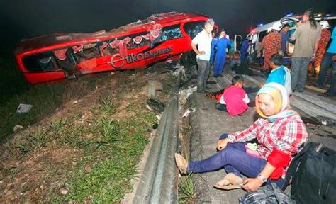 East coast expressway lebuhraya pantai timur.  Ngeri  Gambar-Gambar Bas Ekspres Etika kemalangan di ...