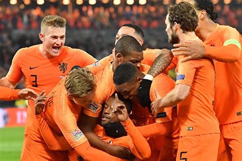 荷蘭國家足球隊（荷蘭語：nederlands voetbalelftal，英語：netherlands national football team），外國的球迷稱荷蘭國家隊為oranje，有橙色的意思。由於荷蘭國家隊的球員皆穿上橙色衣服，故有「橙衣軍團」稱號。荷蘭的球衣贊助商是nike。 歐洲國家足球聯賽A級 德國提前一輪降級 | 歐國聯 | 荷蘭 | 法國 | 大紀元