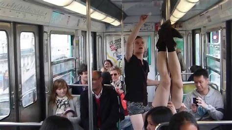 Fille asiatique doigtée dans le métro. Danse dans le métro Paris - YouTube
