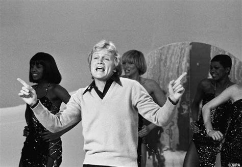 We would like to show you a description here but the site won't allow us. Claude François entouré de ses Claudettes en 1977 | Claude ...