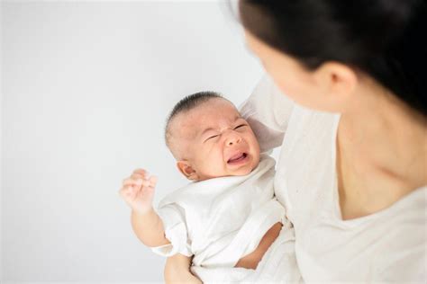 Bisa jadi bayi menangis karena lapar, ngompol atau pakaiannya yang basah, tidak mau diletakkan manfaat terapi dewantara baby silent untuk mengatasi bayi menangis. 5 cara efektif untuk menenangkan bayi yang menangis dan ...