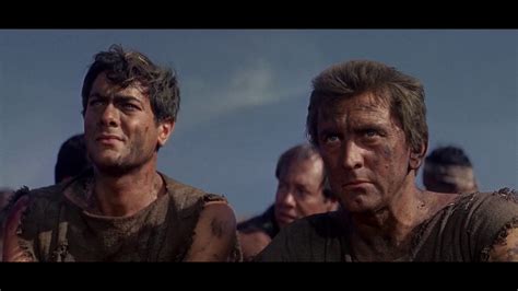 Film stanleyho kubricka z spartakus je zvolen náčelníkem uprchlíků a rozhodne se je vyvézt z itálie a zpět do jejich domovů. Spartakus (1960) | Kirk Douglas - To ja jestem Spartakus ...