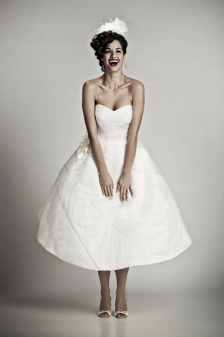 Abito da sposa classico con corpetto in pizzo e gonna in tulle. Abiti sposa stile anni 50