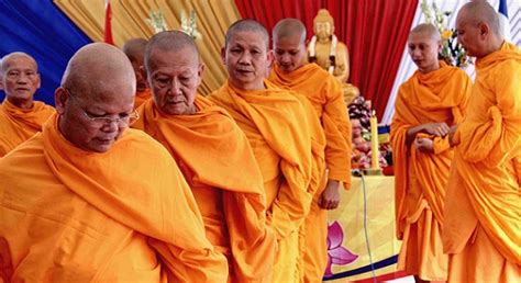 Agama langit yang bersifat immanent(penjelmaan tuhan dalam diri manusia tertentu) agama yahudi dan kristian menyakini tuhan yang satu tetapi masih mengaitkan diri manusia dengan rupa bentuk dan kuasa tuhan. Asal Usul Agama Budha di Indonesia - Arti Mimpi