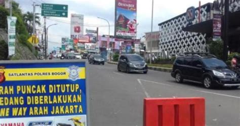 Rp 3.000 (motor) rp 5.000 (mobil), rp 15.000 (bus). Sebelum Ke Puncak Bogor. Kamu Wajib Tahu Jadwal Buka Tutup Jalur Puncak - Jalan Seru