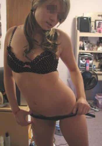 Vert's playing an online game, and can't answer the call of nature. Jeune fille coquine d'Angers sur Snapchat Sexe Angers
