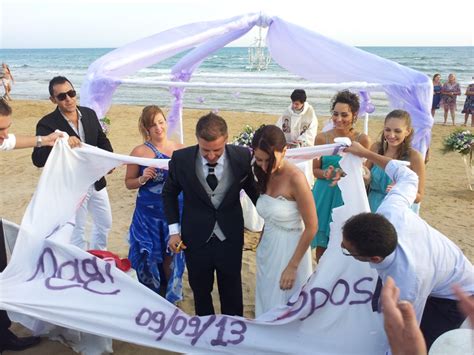 Un angolo esclusivo, giovane e alla moda, con la spiaggia privata e il colore smeraldo del mar jonio. Celebrazione matrimonio in spiaggia - Sicilia - Sampieri