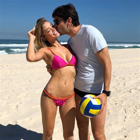 Carol dias e kaká treinavam juntos para uma maratona antes de descobrirem a gravidez, quando interromperam as atividades físicas intensas. Carol Dias e Kaká namoram na praia - Revista Marie Claire ...