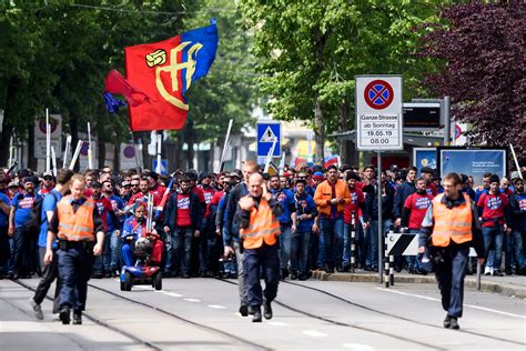 Fc basel, club uit zwitserland. Fanmarsch der FC Thun und FC Basel Fans