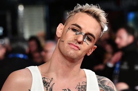 Ci sarà ariana grande durante. C'est la vie: il testo della canzone di Achille Lauro ...