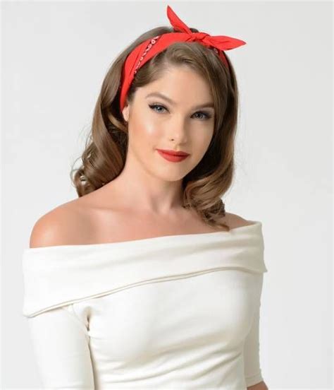 Nouer le bandana en dessous du chignon.porter un foulard en soie en bandana pour une femme autour du cou ou sur la tête est très tendance cette saison mais il faut savoir le mettre. Comment mettre, nouer porter un bandana ? | Coiffures ...