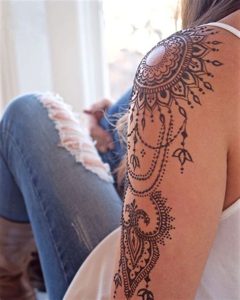 Aber ich wollte wissen ob das bestimmte/besondere schablonen sind und wenn ja wo man die her bekommt (auf amazon find ich nur fertige, aber keine zum selber machen). kunstvolles Ornament auf eine Schulter | Henna tattoo ...