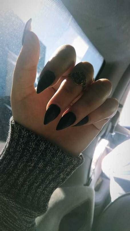 A través de nuestra tienda de productos para uñas de acrilico puedes adquirir el color negro. diseño de uñas on Tumblr