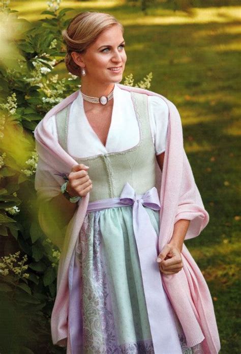 Selbst das hochzeitskleid kann ein dirndl sein, heiraten sie doch mal etwas anders. Stola magnolie von Susanne Spatt | Dirndl trachten, Dirndl ...