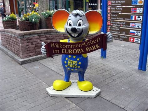 Plus de 100 attractions et spectacles de rêve et 14 quartiers thématiques. MASCOTTE D' EUROPA PARK - BIENVENUE A TOUS