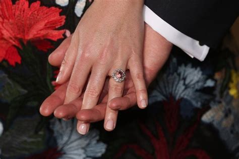 Nah, selain karena selera dan budget yang anda miliki, ada beberapa hal yang pelru anda perhatikan sebelum memilih cincin dengan berapa berlian yang akan. Siapkan Rp 1 Miliar Jika Mau Cincin Lamaran Putri Inggris