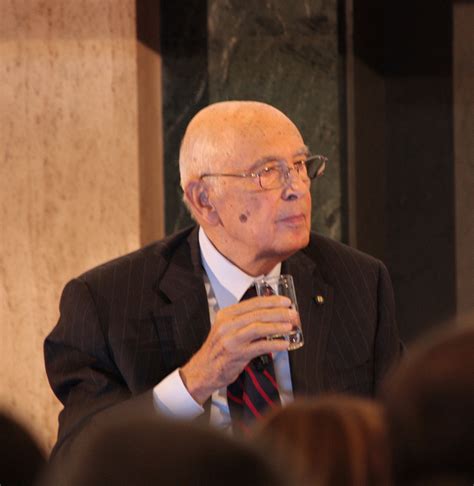 Giorgio napolitano è il presidente della repubblica italiana in carica, dal 15 maggio 2006. Italian President Napolitano resigns - EURACTIV.com