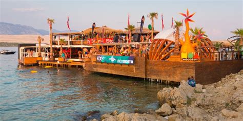 Fühl dich mit airbnb weltweit zuhause. Partystrand Zrce in Novalja: Top-Strand auf der Insel Pag ...