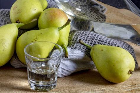 Suntem mari amatori de pere. Grappa alle pere: come aromatizzare il liquore | Ricette OdC