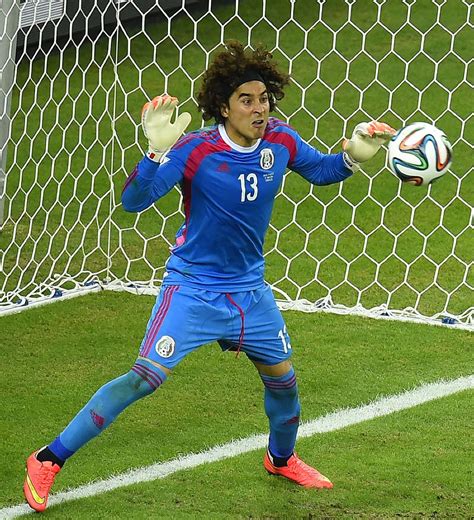 Der fußballspieler guillermo ochoa war in der saison 2019/2020 bei cf américa unter vertrag und wird dort als torwart eingesetzt. Mexikos Torwart Ochoa: WM-Held sucht Klub - DER SPIEGEL