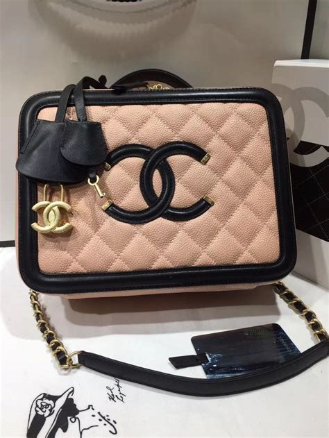 Lady makeup bag, pink, bag, cosmetic bag png 1000x1000px 422.29kb . Chanel box make up case bag 25cm | Bags, Vintage bags ...