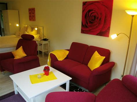 Discover the area's water adventures with nearby kayaking, or enjoy the great outdoors with mountain biking and hiking/biking trails. Baccara Nr. 7 im Haus Roseneck Ferienwohnungen Bad ...