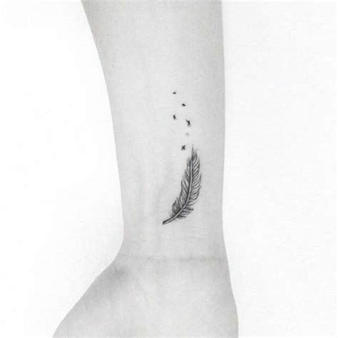 Die bedeutung der feder als tattoo ist in erster linie die verbindung mit dem vogel. Feder Tattoo Bedeutung und Vorlagen #Uncategorized | Small ...