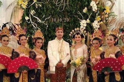 (maksudnya walaupun mahar itu 100% adalah milik istri tetapi istrinya ingin memberikan sebagian kepada suami, maka diperbolehkan). Digelar di Masjid Sendiri, Ini Fakta-fakta Pernikahan ...