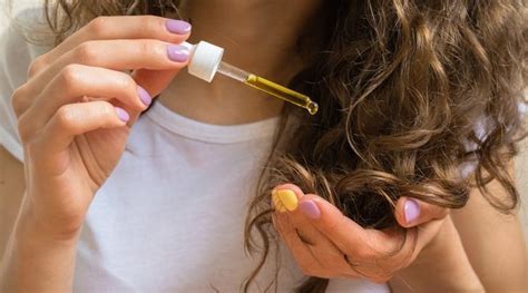 Argan oil is a deeply hydrating natural oil, rich in natural polyphenols, which promotes healthy hair.using argan oil for hair is a popular technique to improve the growth, luster, and texture of the hair and the scalp, but before using it, you should know what it does and the possible side effects. How is Argan Oil Good for Your Hair? 10 Benefits