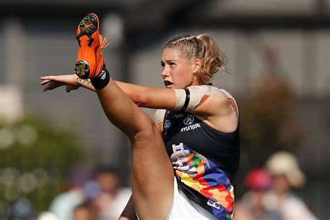 Tayla Harris targeted by online trolls over AFLW photo - 4BC