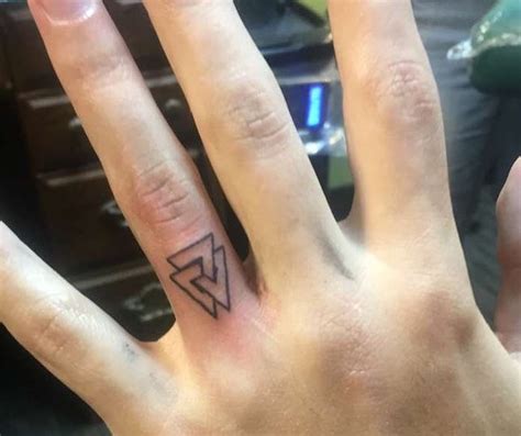 Maybe you would like to learn more about one of these? 25 nuovi tatuaggi piccoli mani e dita. Foto-idee