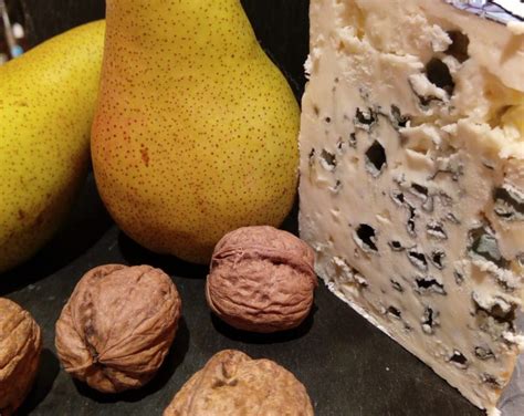 La ricetta del risotto pere e formaggio è vecchissima, infatti, in origine era leggermente diversa e in una foto postata si possono notare alcuni elementi che il risotto pere e formaggio è un raffinato e consistente primo piatto. Risotto con formaggio Roquefort, noci e pere - El Casolin ...