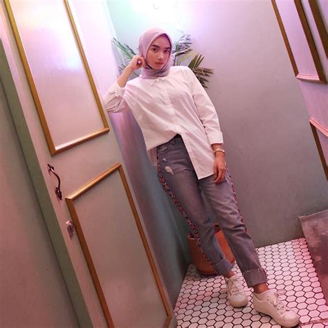 Jun 08, 2021 · cerita seleb intip potret cantik marsha aruan dengan perut yang sedikit terlihat berbalut outfit tank top putih gemar kenakan baju keluaran brand lokal,tengok modisnya ootd marsha aruan & outfit ratusan ribu yang sukses pikat mata netizen hingga banjir pujian. baju putih bikin gendut benar atau tidak | Gaya busana ...