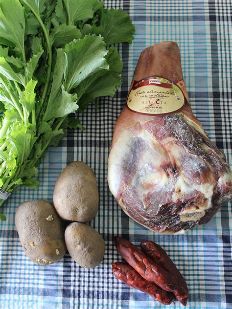 Un trozo de lacón fresco salado con sal gruesa por el carnicero (2 kg y algo). Lacón con grelos. Receta tradicional de Galicia. Entroido.