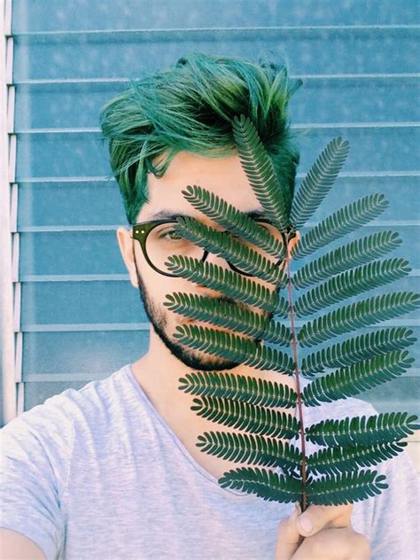 A dark green hairstyle is a key to a unique image many women dream about. Macho Moda - Blog de Moda Masculina: Greenery é a Cor de ...