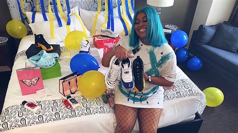 She is 19, she's turning 20 this year. SURPRISING MY GIRLFRIEND FOR HER BIRTHDAY !! - YouTube