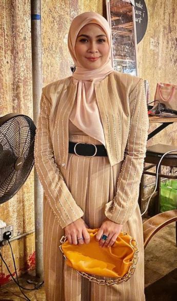 Nona zaman sekarang (yusof b) with your friends! Power dah kak Nana sekarang, bukan kaleng kaleng ya ...