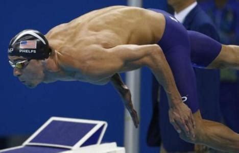 費爾普斯在 2004年雅典奧運 上拿下游泳項目上的六枚 金牌 ，成為雅典奧運金牌數最多的選手. 深扒!飛魚菲爾普斯個人21枚奧運金牌的背後史! - 每日頭條