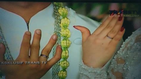 Gegara hal ini, nagita slavina minggat dari rumah ajak rafathar, raffi ahmad sampai berlutut memohon. Romantis, Raffi Ahmad - Nagita Slavina Pamer Cincin ...